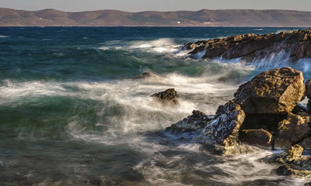 Σοκ στα Χανιά: Άνδρας έπεσε σε βράχια και τραυματίστηκε στο κεφάλι
